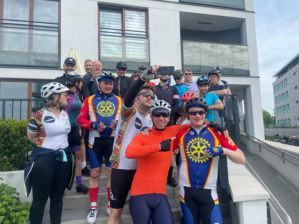 Rotary Fellowship Cycling to Serve wspiera zakup minibusa dla Pechery Tomice 07