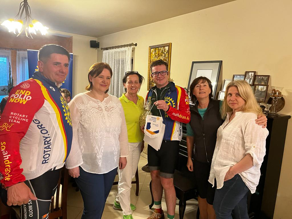 Rotary Fellowship Cycling to Serve wspiera zakup minibusa dla Pechery Tomice 24